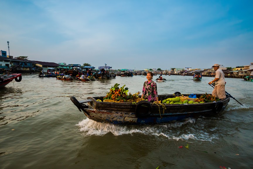 Friendly locals at Cai Rang market